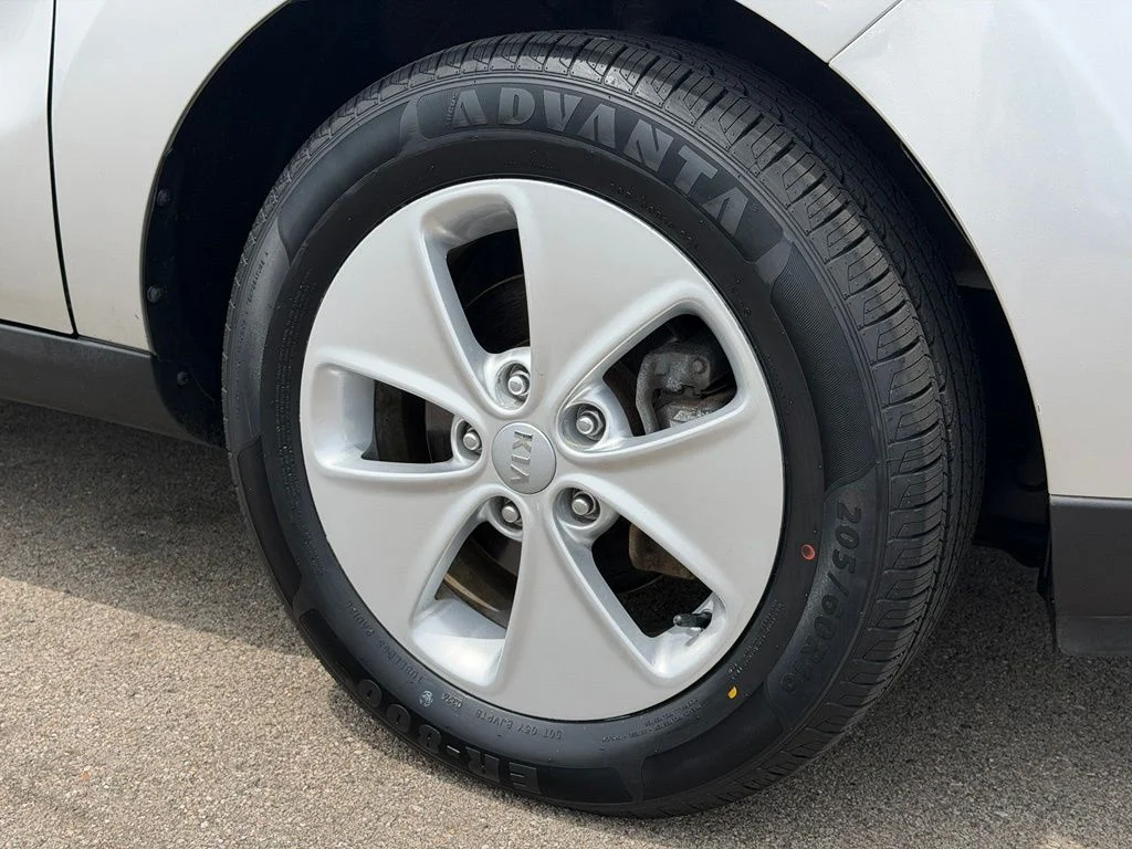 Used 2016 Silver Kia Base image 26