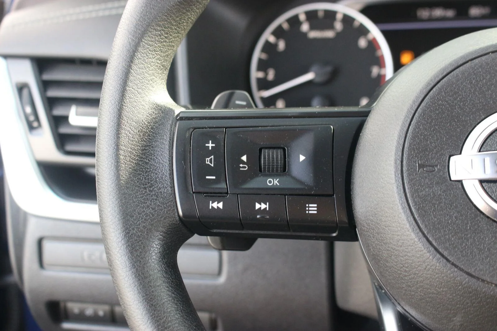 Used 2023 Blue Nissan S image 18
