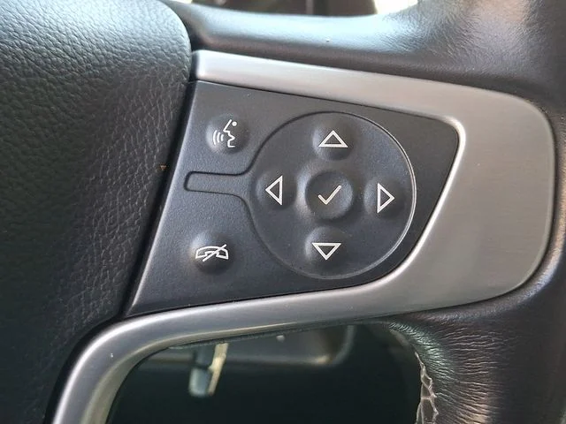 Used 2015 White GMC SLE image 25