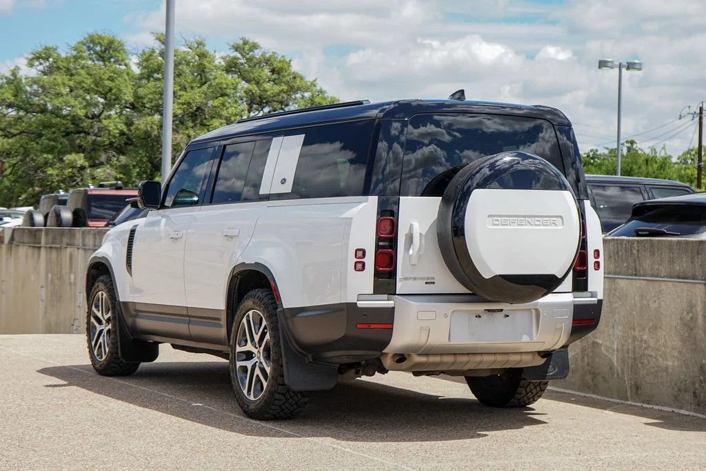 Used 2023 Fuji White Land Rover SE image 8