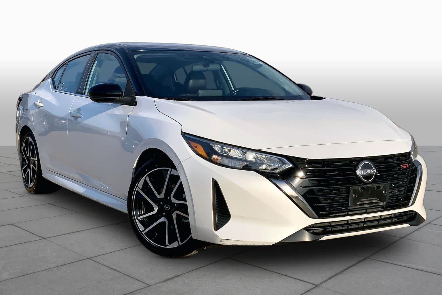 Used 2025 Aspen White Tricoat/Super Black Nissan SR image 3