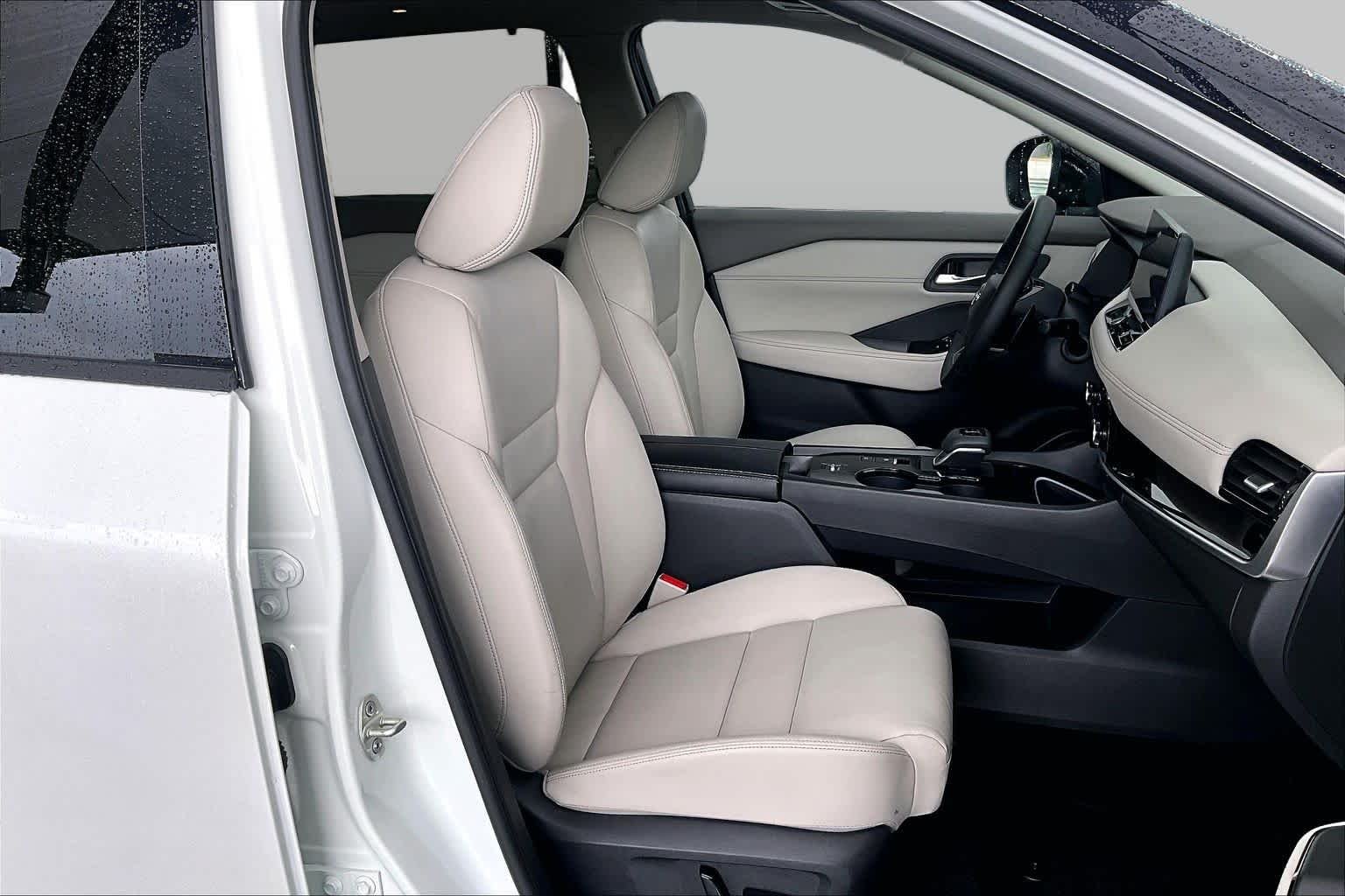 Certified Used 2025 Everest White Pearl/Super Black Nissan SL image 9