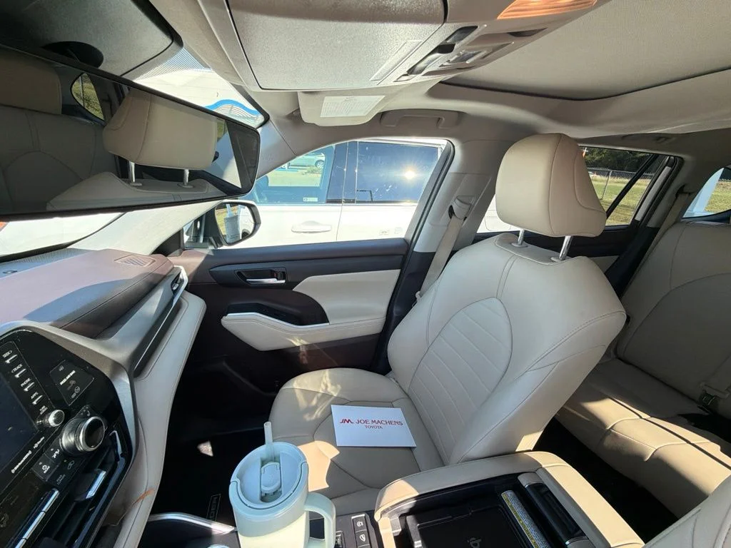Used 2020 White Toyota XLE image 11