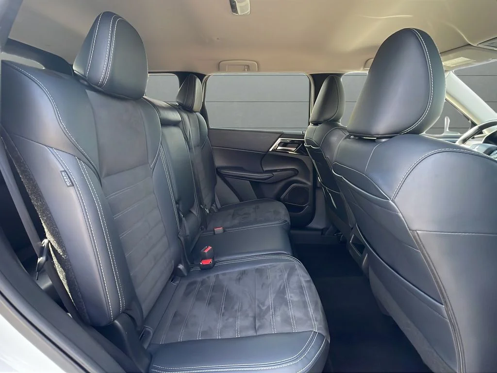 Used 2024 Silver Mitsubishi SE image 14