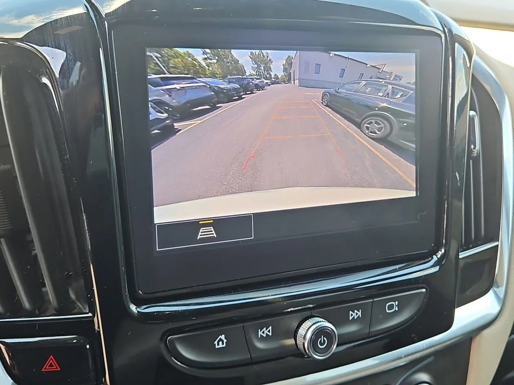Used 2023 Summit White Chevrolet LT Cloth image 31