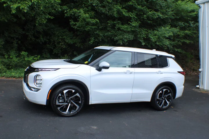 Used 2024 White Mitsubishi SEL image 4