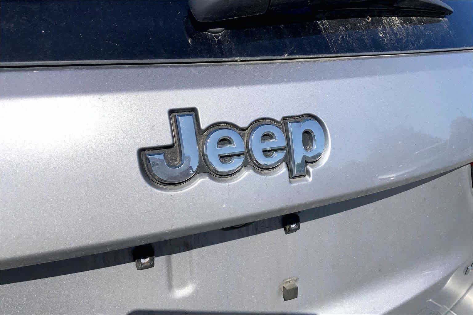 Used 2019 Billet Silver Metallic Clear Coat Jeep Limited image 31