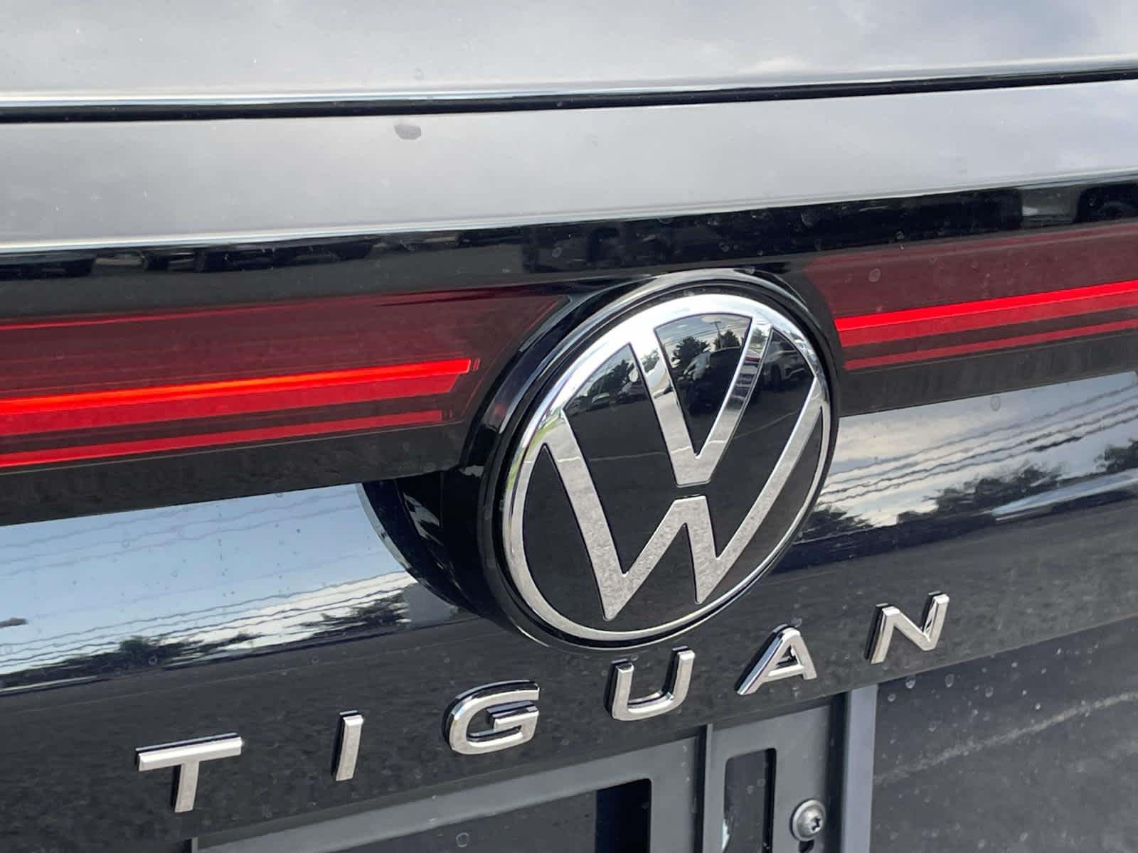 New 2026 Deep Black Pearl Volkswagen SE image 18