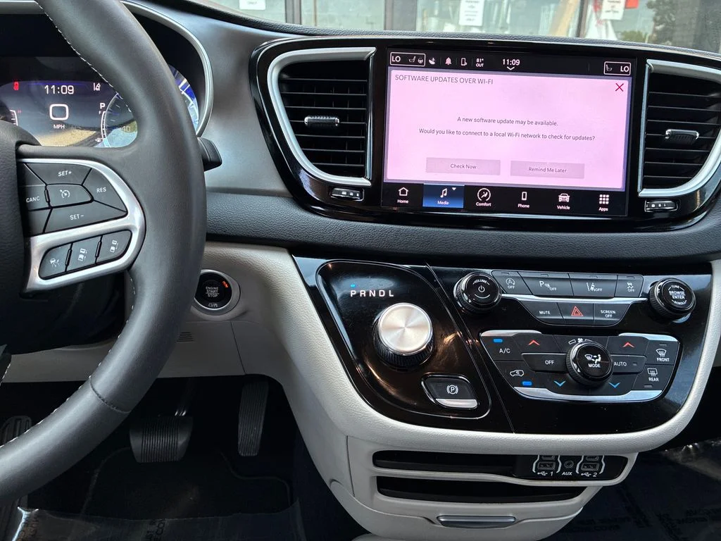 Used 2023 Gray Chrysler Touring L image 18