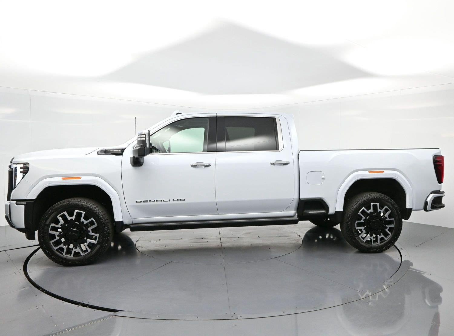 Used 2026 Glacier White Tricoat GMC Denali Ultimate image 4