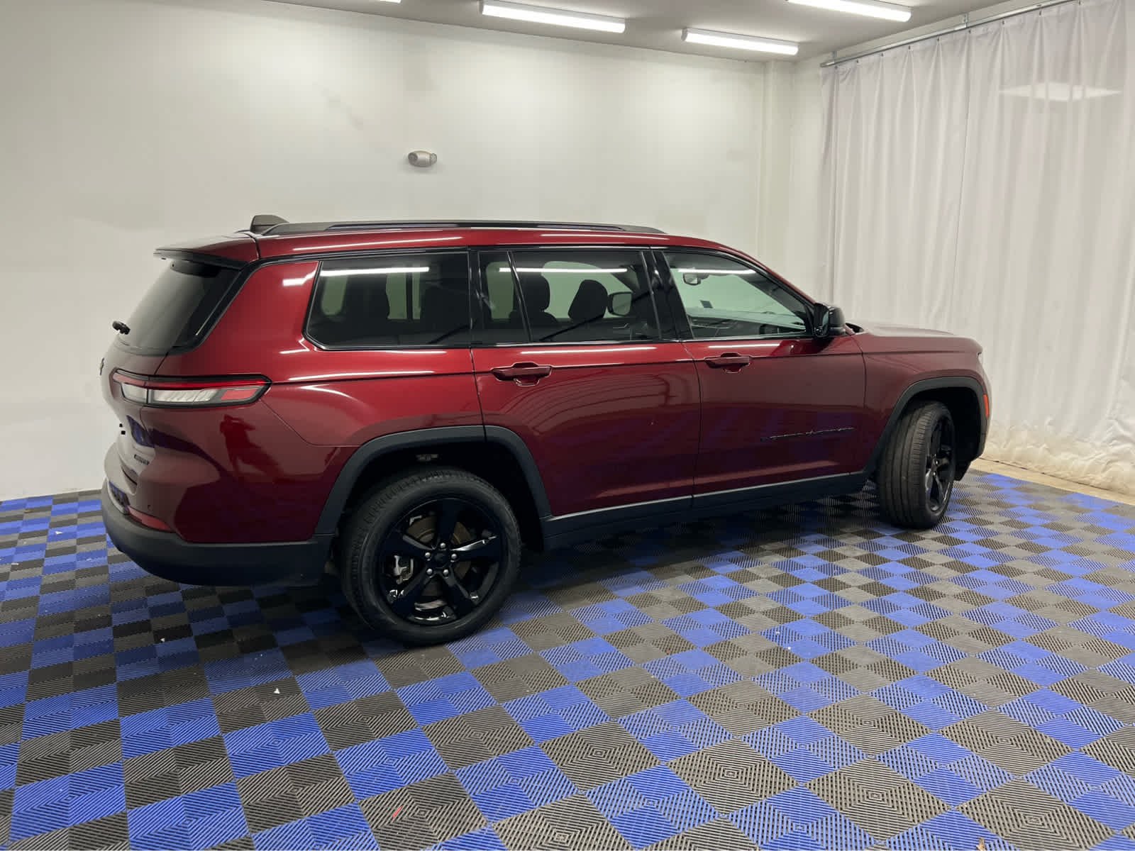Used 2023 Velvet Red Pearlcoat Jeep Limited image 15