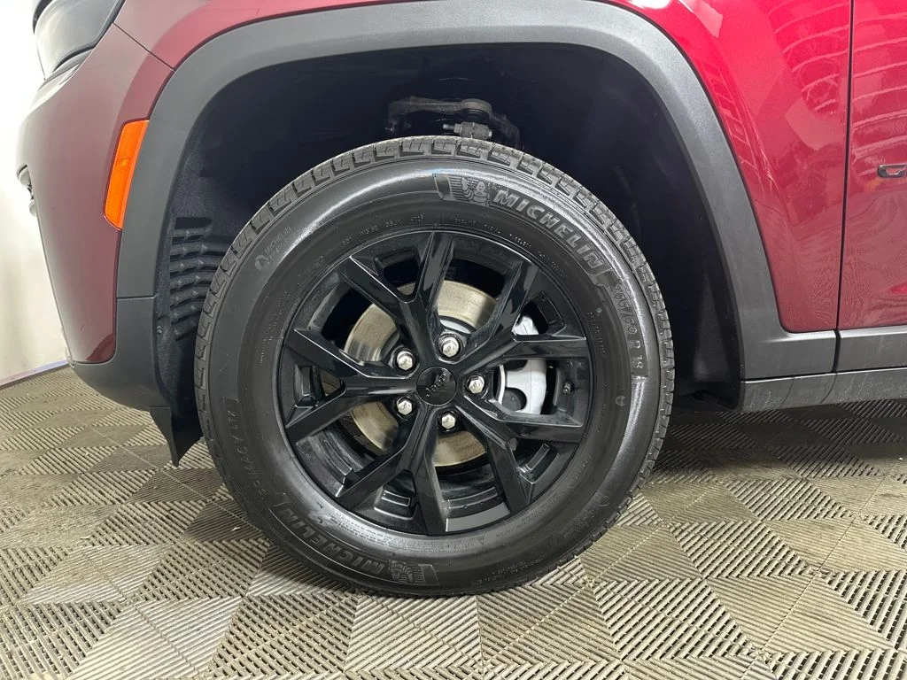 New 2026 Velvet Red Pearl-Coat Exterior Paint Jeep Altitude image 7