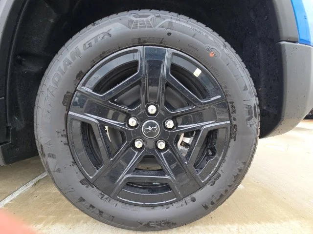 New 2026 Hydro Blue Pearl-Coat Exterior Paint Jeep Limited image 22