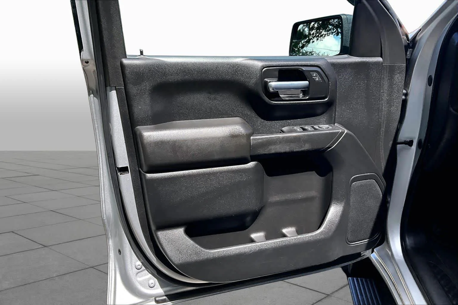 Used 2021 Silver Ice Metallic Chevrolet Custom image 20