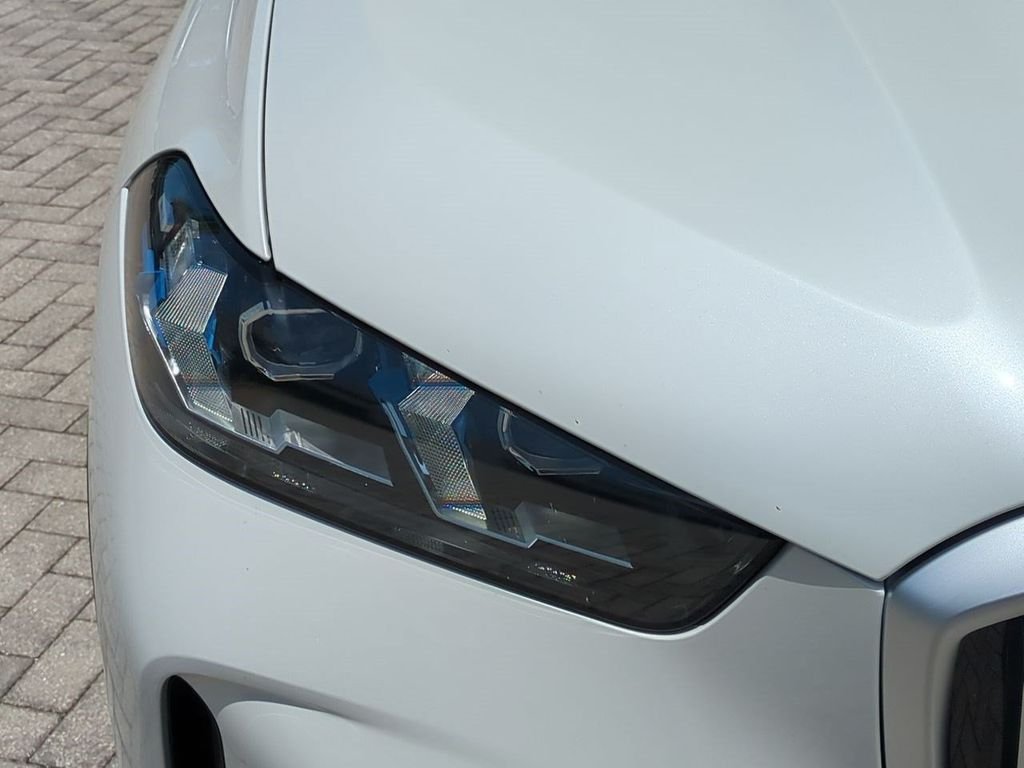 New 2026 White Metallic BMW xDrive40i image 10