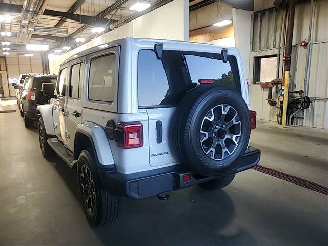 Used 2025 White Jeep Sahara image 9