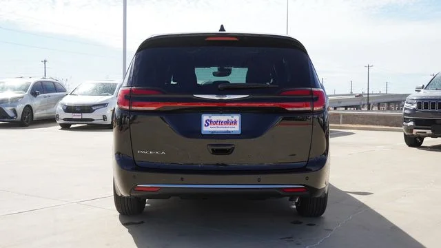 New 2026 Diamond Black Crystal Pearl-Coat Exterior Paint Chrysler Select image 8