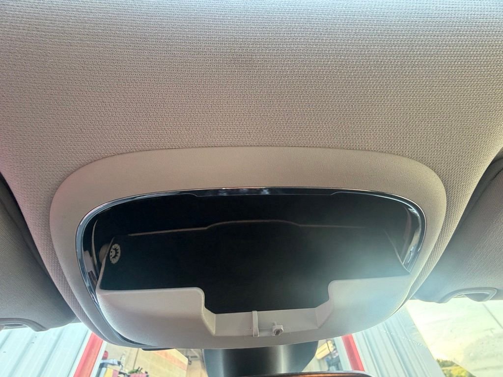 Used 2022 Bright White Clearcoat Jeep Latitude Lux image 24