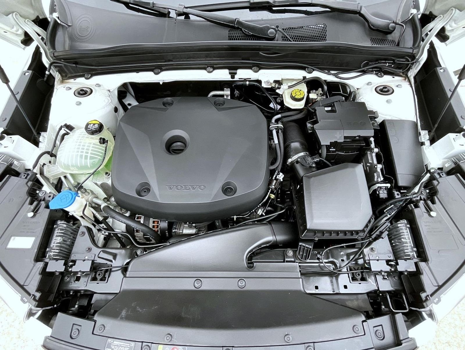 Used 2020 White Volvo R-Design image 25