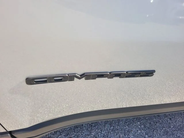 New 2026 Silver Zynith Metallic Clear-Coat Exterior Paint Jeep Latitude image 3