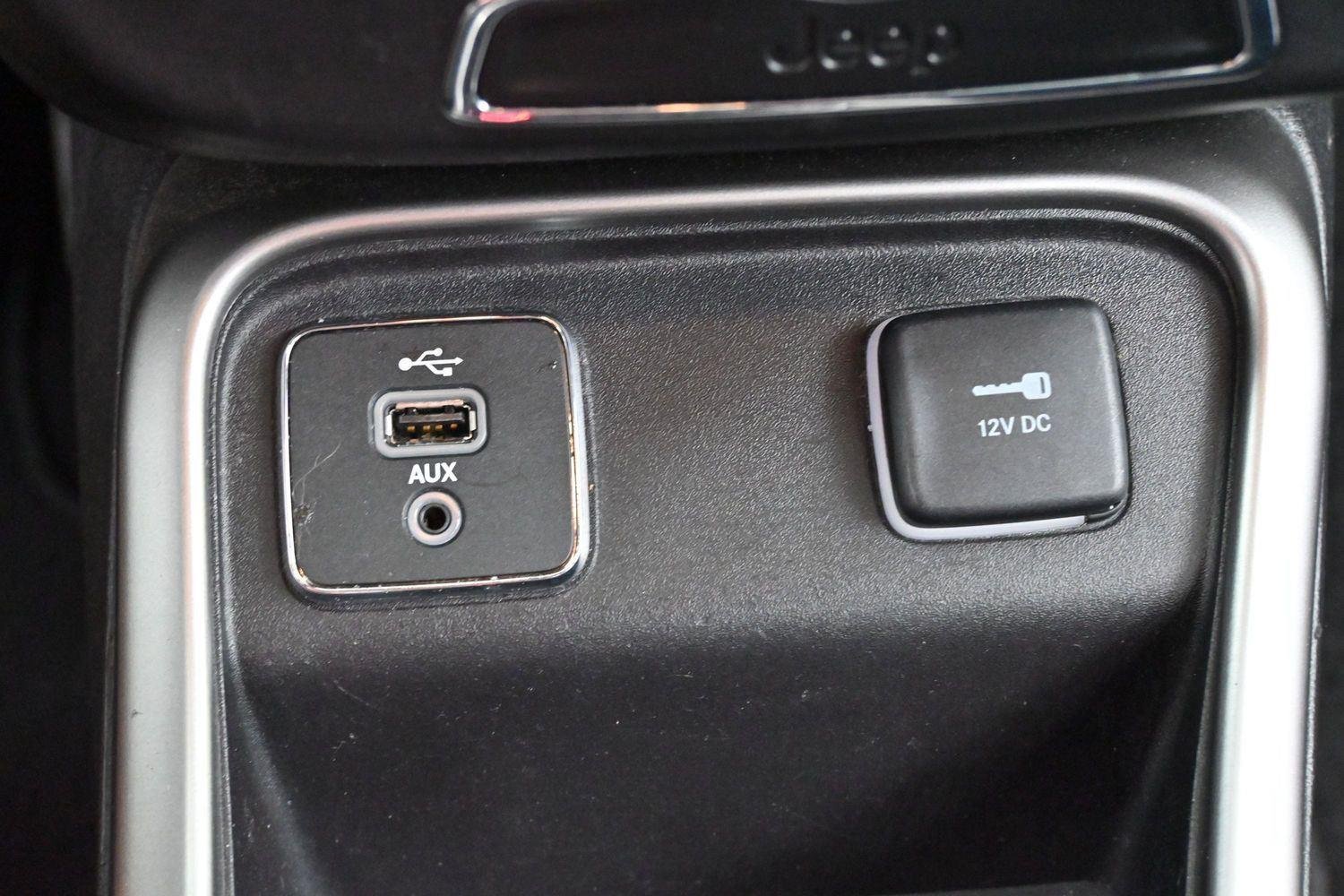 Used 2018 Diamond Black Crystal Pearlcoat Jeep Latitude image 21