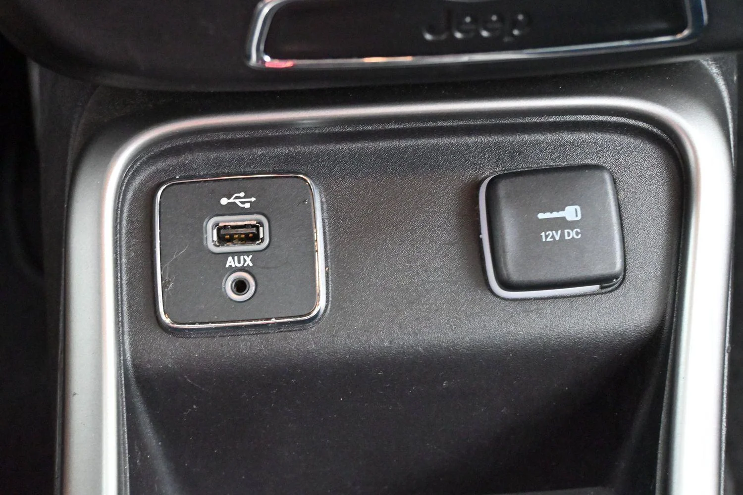 Used 2018 Diamond Black Crystal Pearlcoat Jeep Latitude image 21