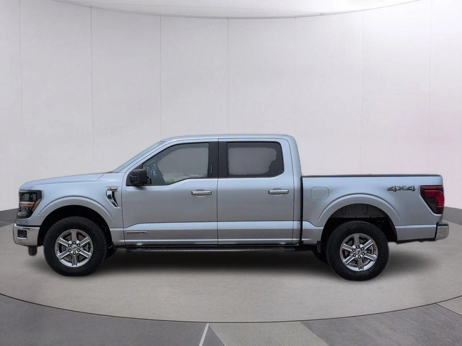 Used 2024 Iconic Silver Ford XLT image 2