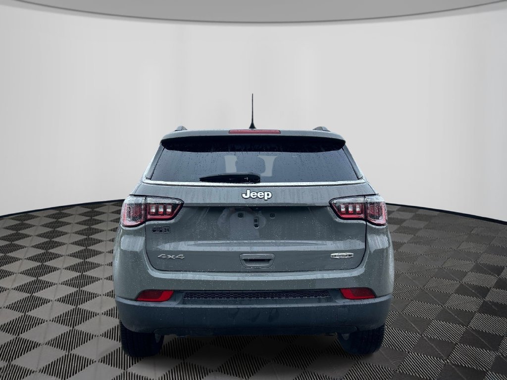 Used 2023 Gray Jeep Latitude Lux image 5