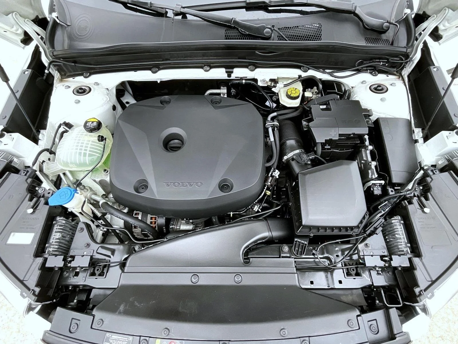 Used 2020 White Volvo R-Design image 25