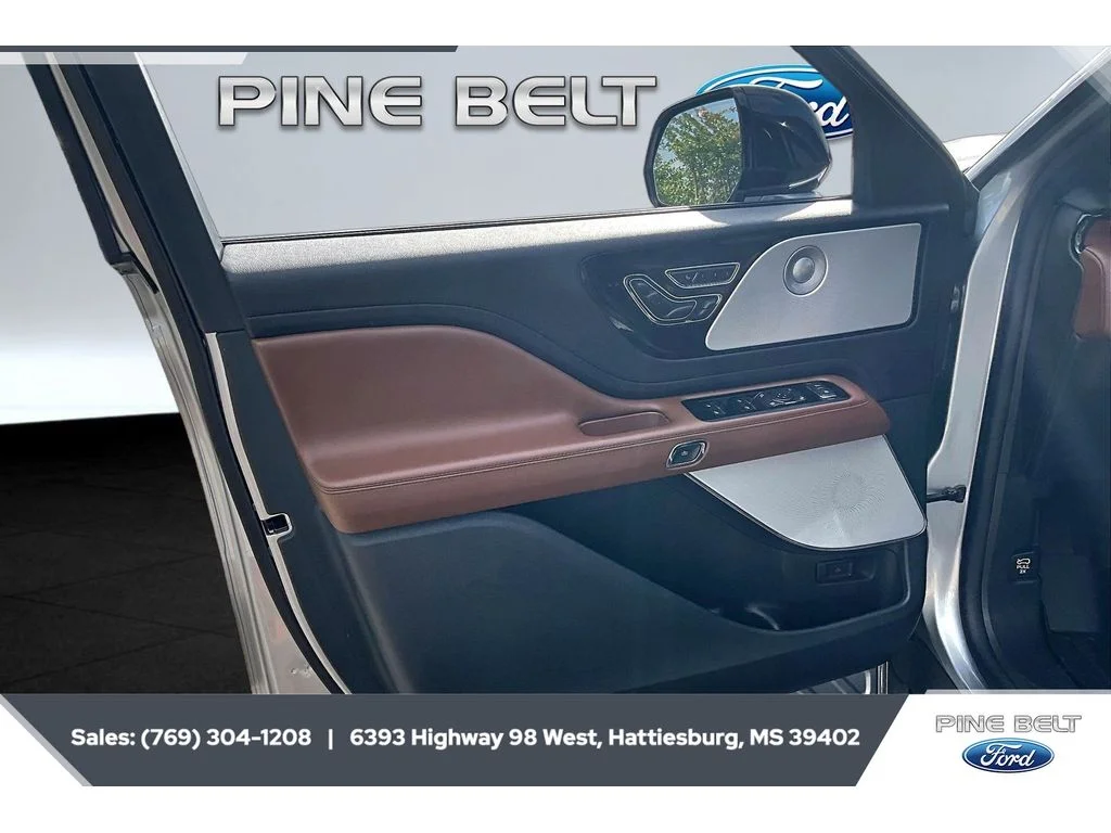 Used 2023 Silver Radiance Metallic Clearcoat Lincoln Reserve image 17