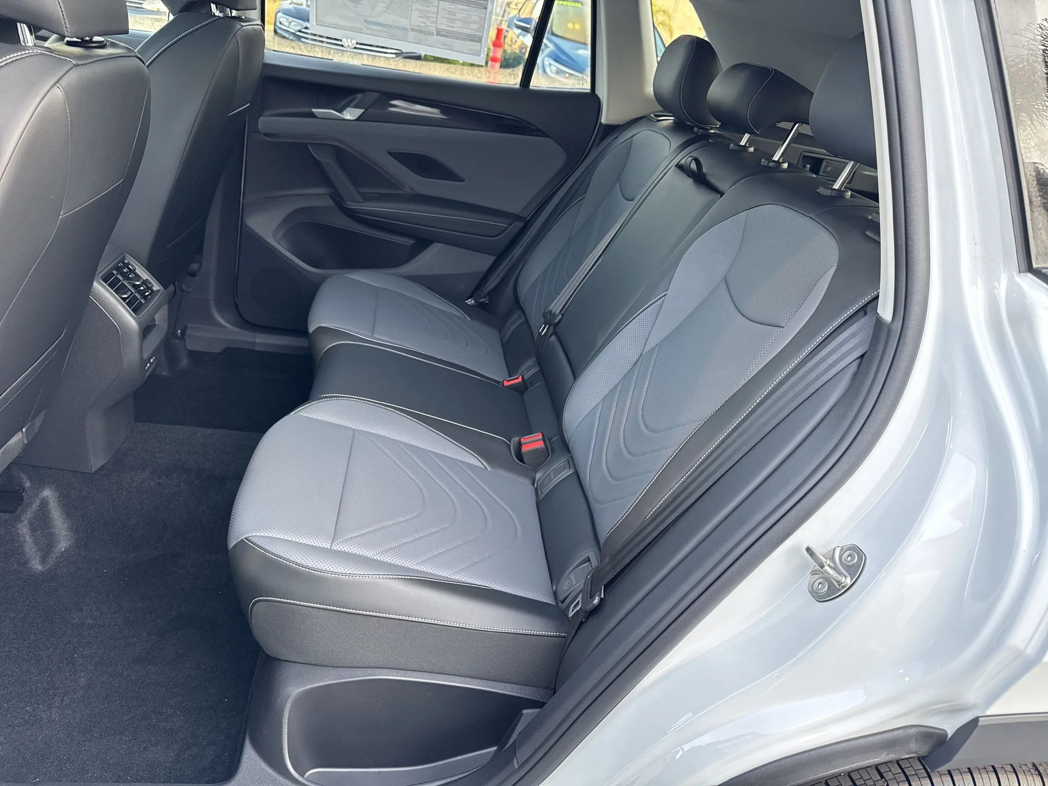 New 2026 Pure White Volkswagen SE image 33