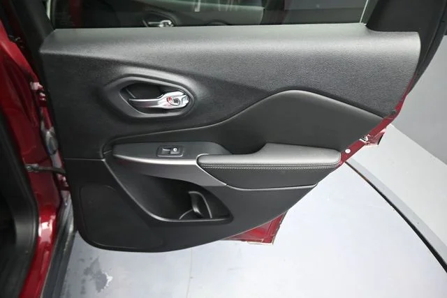 Used 2022 Red Jeep Latitude Lux image 23