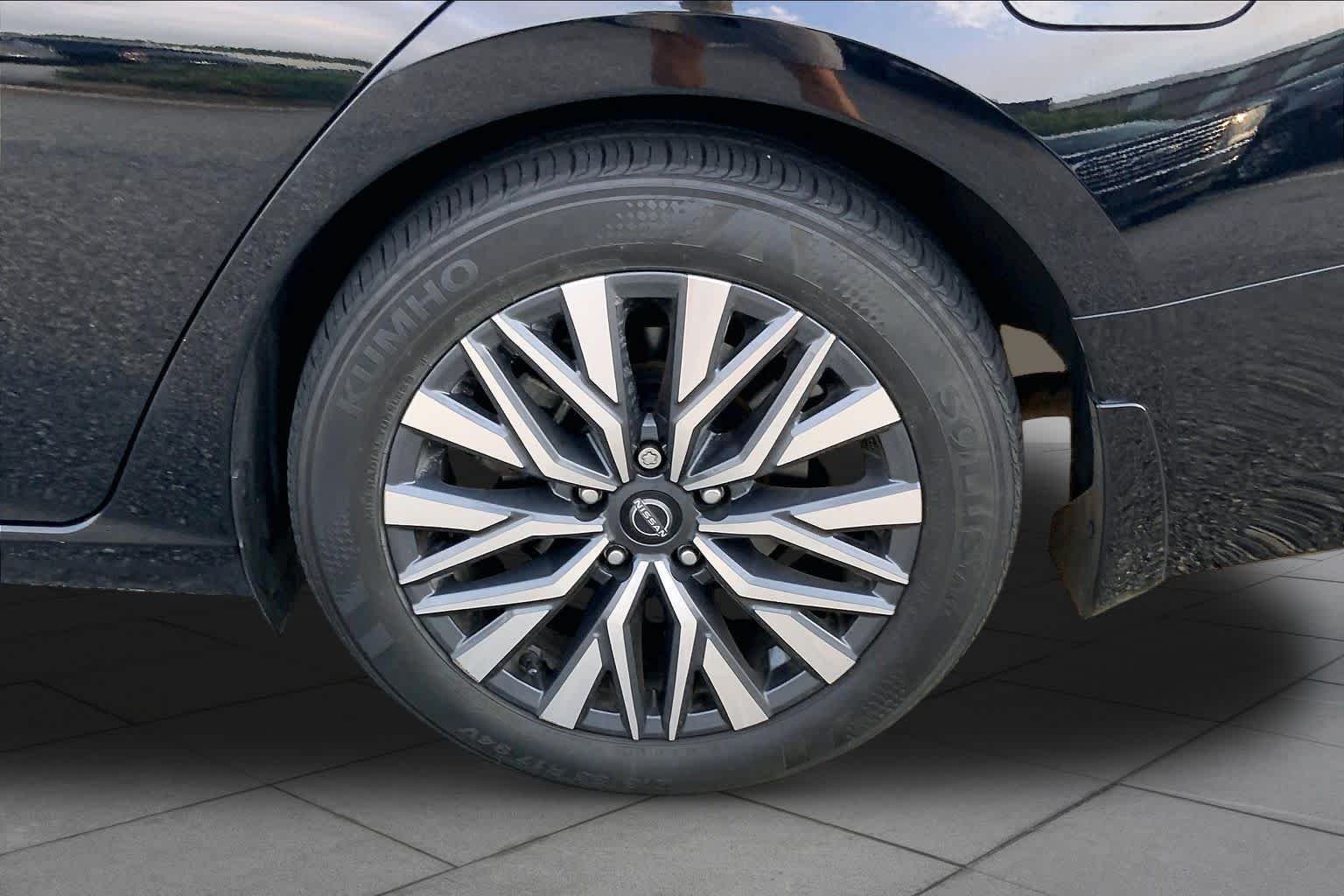 Used 2024 Super Black Nissan 2.5 SV image 10