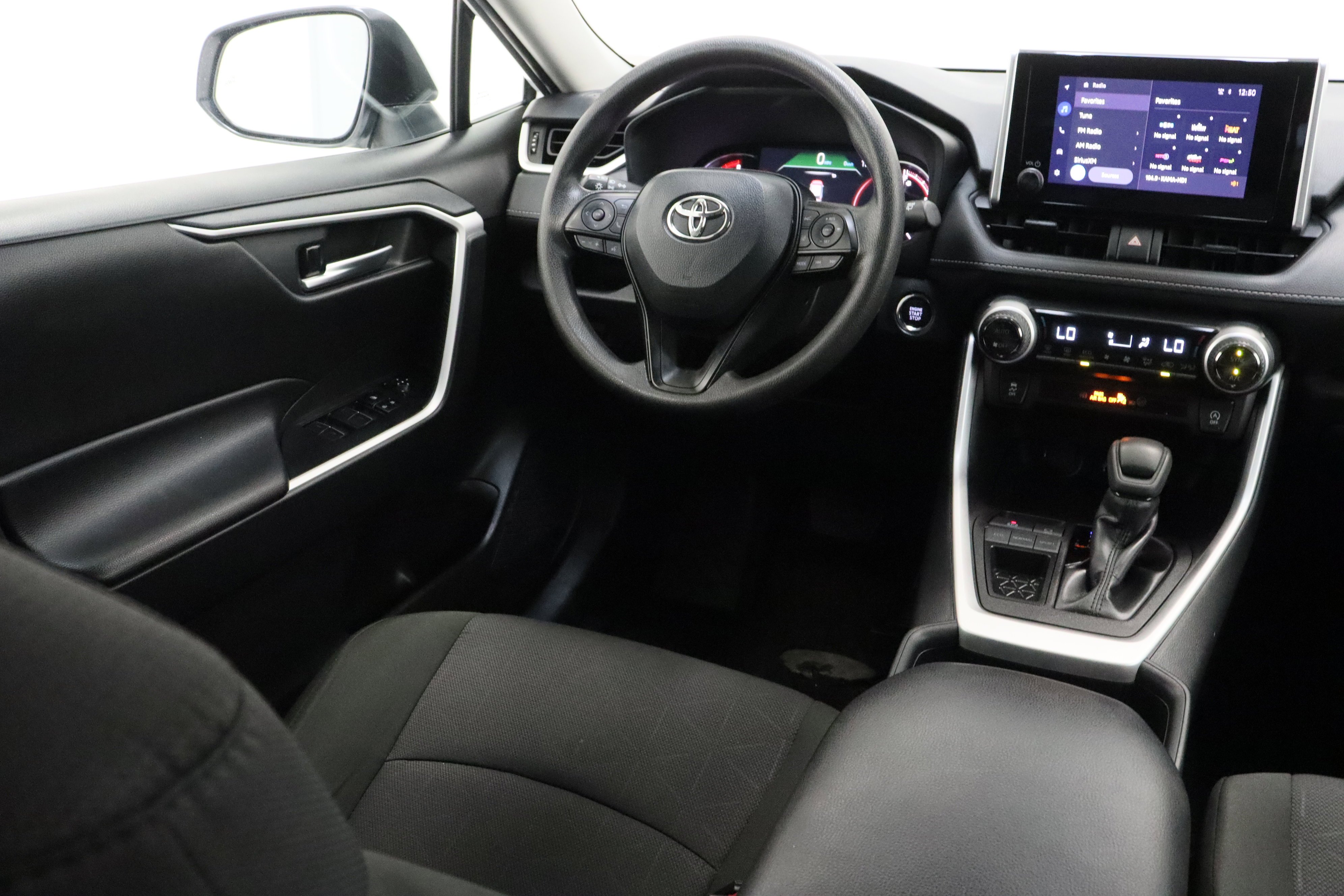 Used 2025 Ice Cap Toyota XLE 2.5L image 30