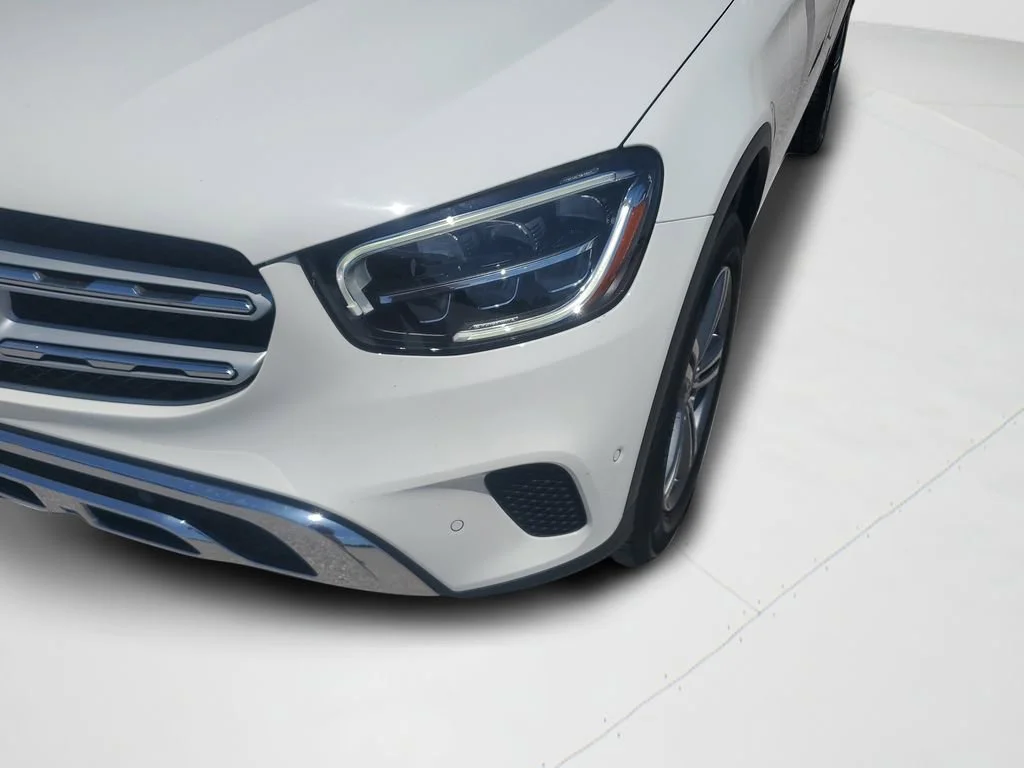 Used 2021 White Mercedes-Benz 4MATIC® SUV image 26