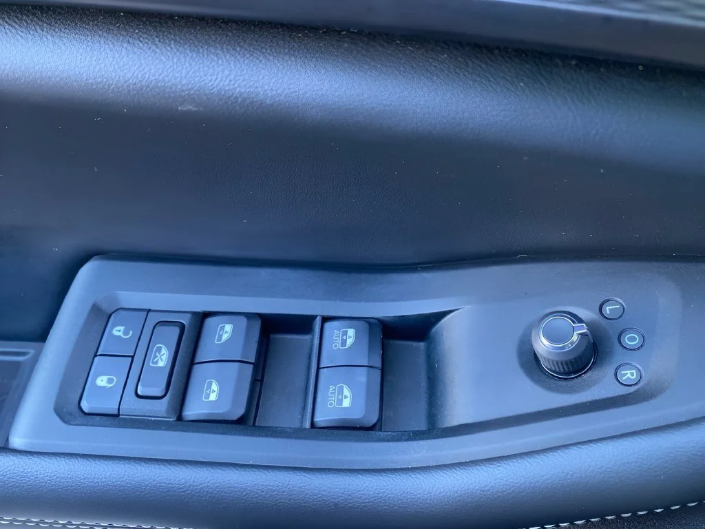 Used 2023 Red Jeep Altitude image 10