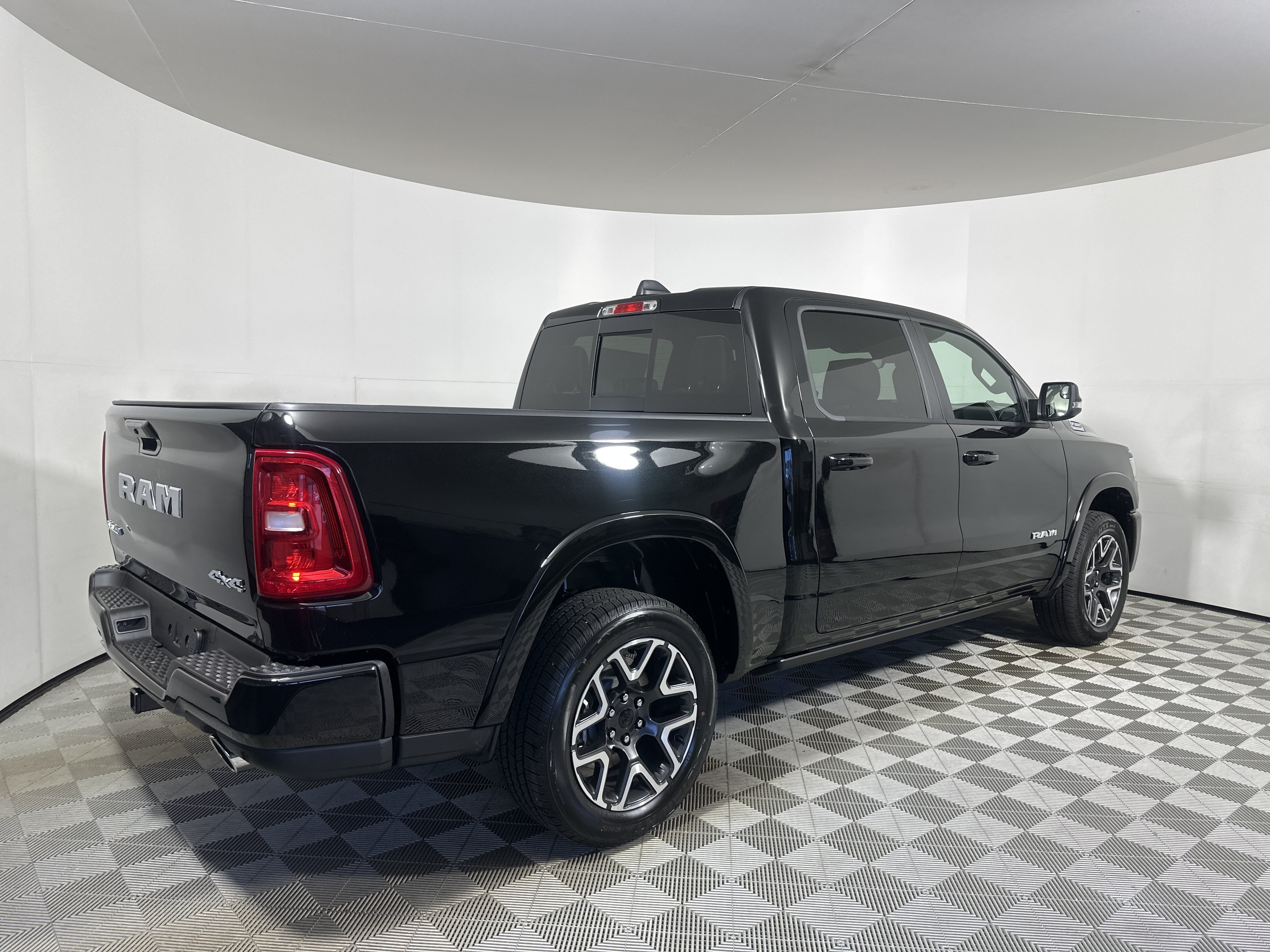 New 2026 Diamond Black Crystal Pearl-Coat Exterior Paint RAM Laramie image 7