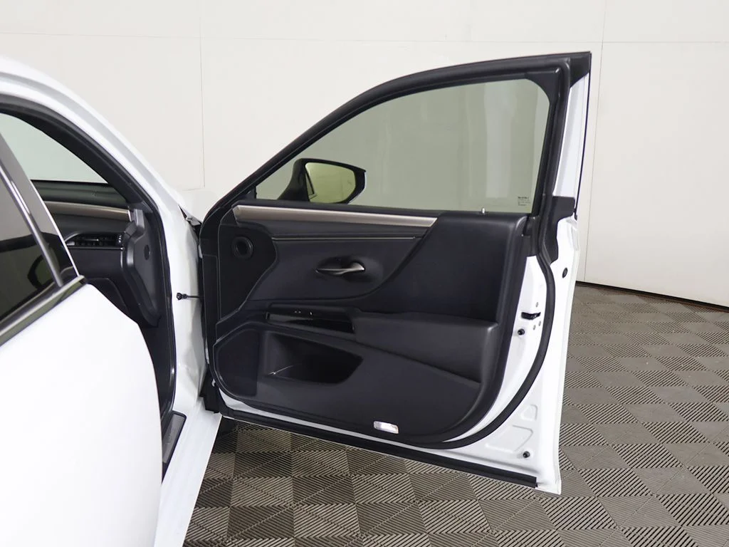 Used 2023 White Lexus 300h image 21