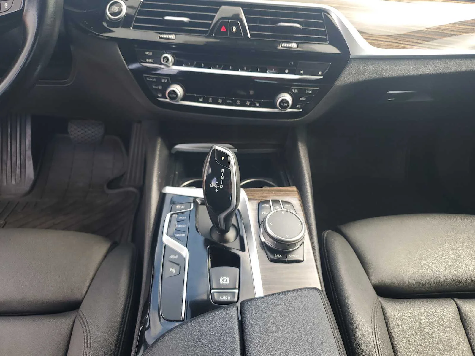 Used 2020 Black Sapphire Metallic BMW 530e iPerformance image 23