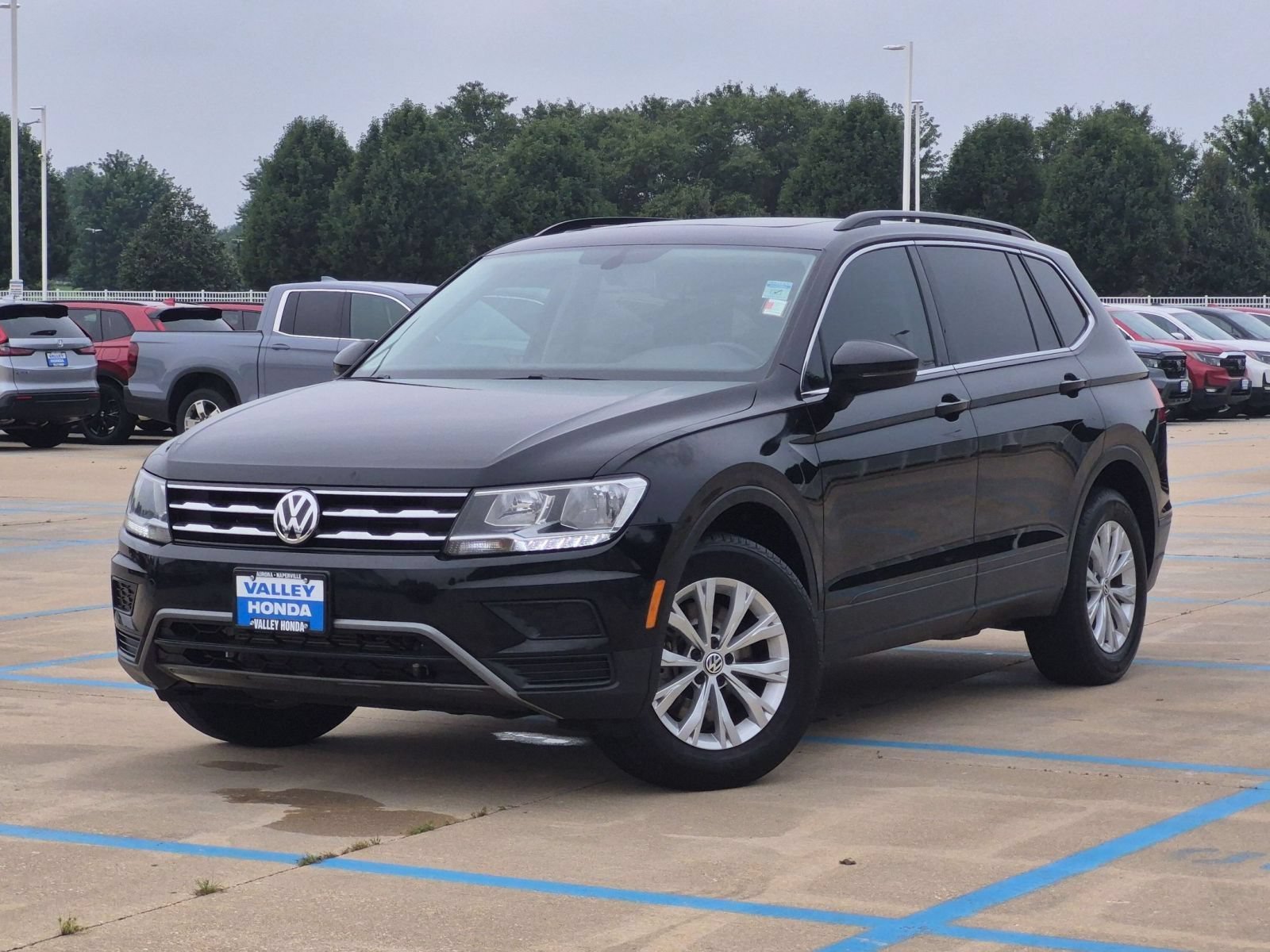 Used 2019 Deep Black Volkswagen SE image 2