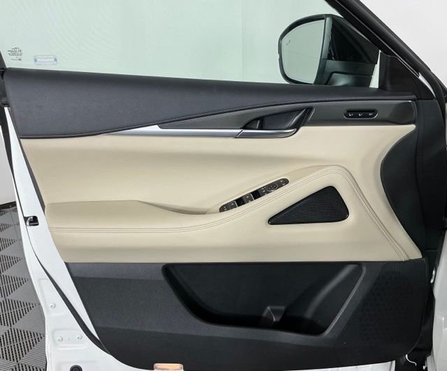 Used 2023 White INFINITI LUXE image 12