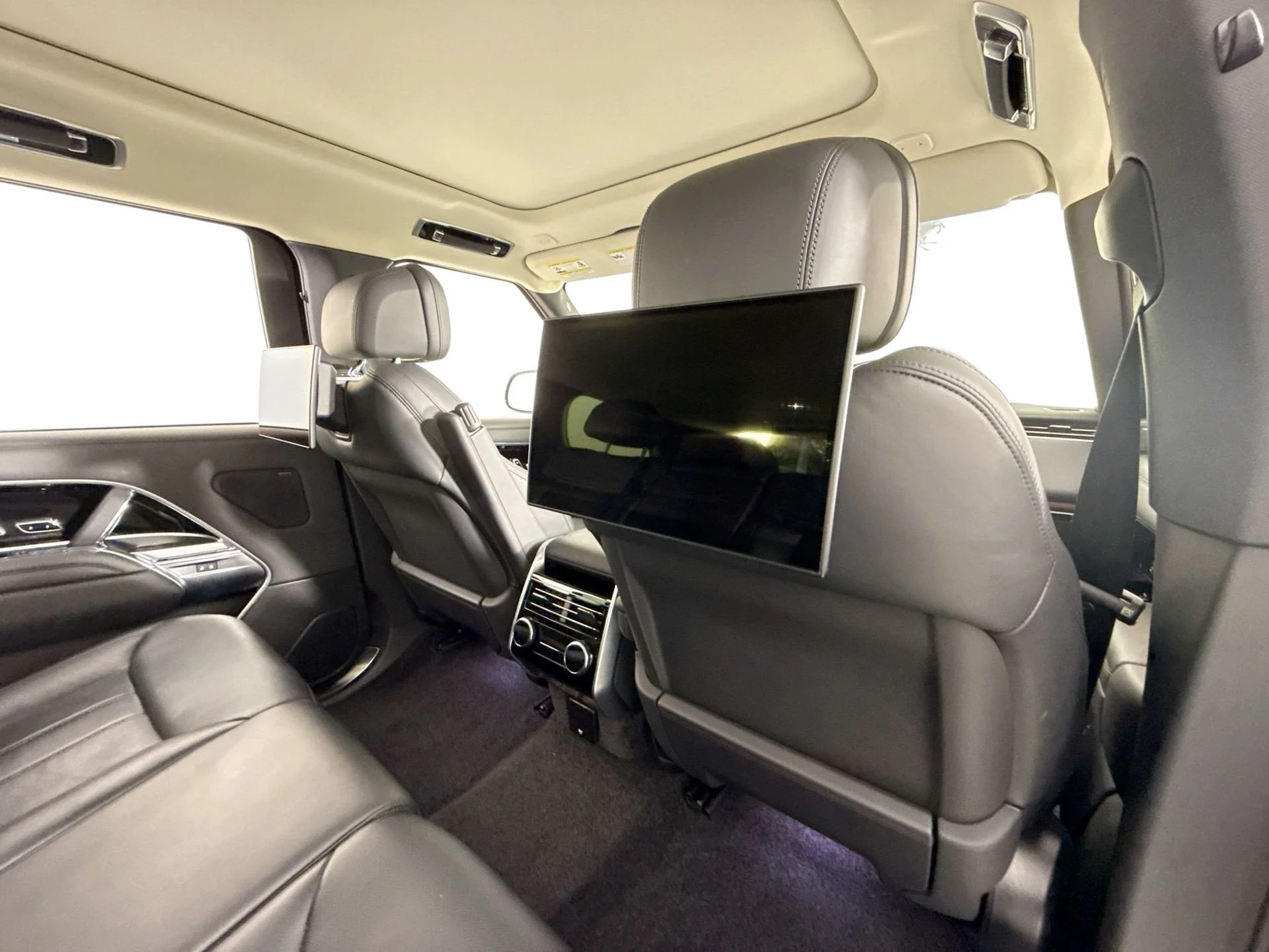 Used 2024 Fuji White Land Rover SE W/REAR DVD image 24