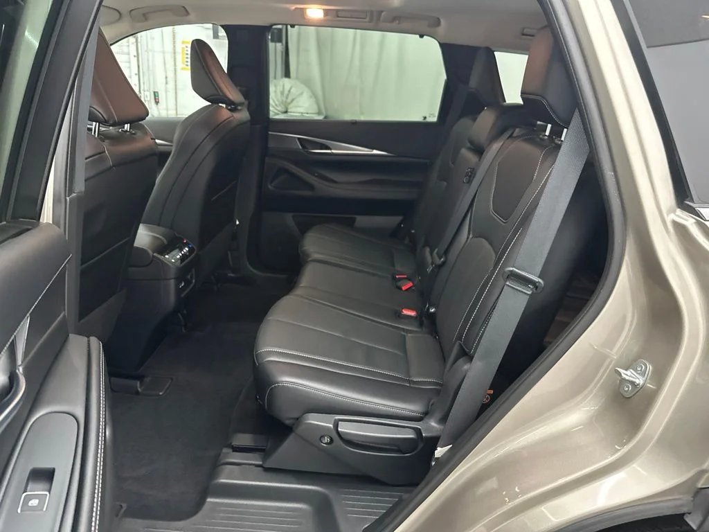Used 2023 Silver INFINITI LUXE image 24