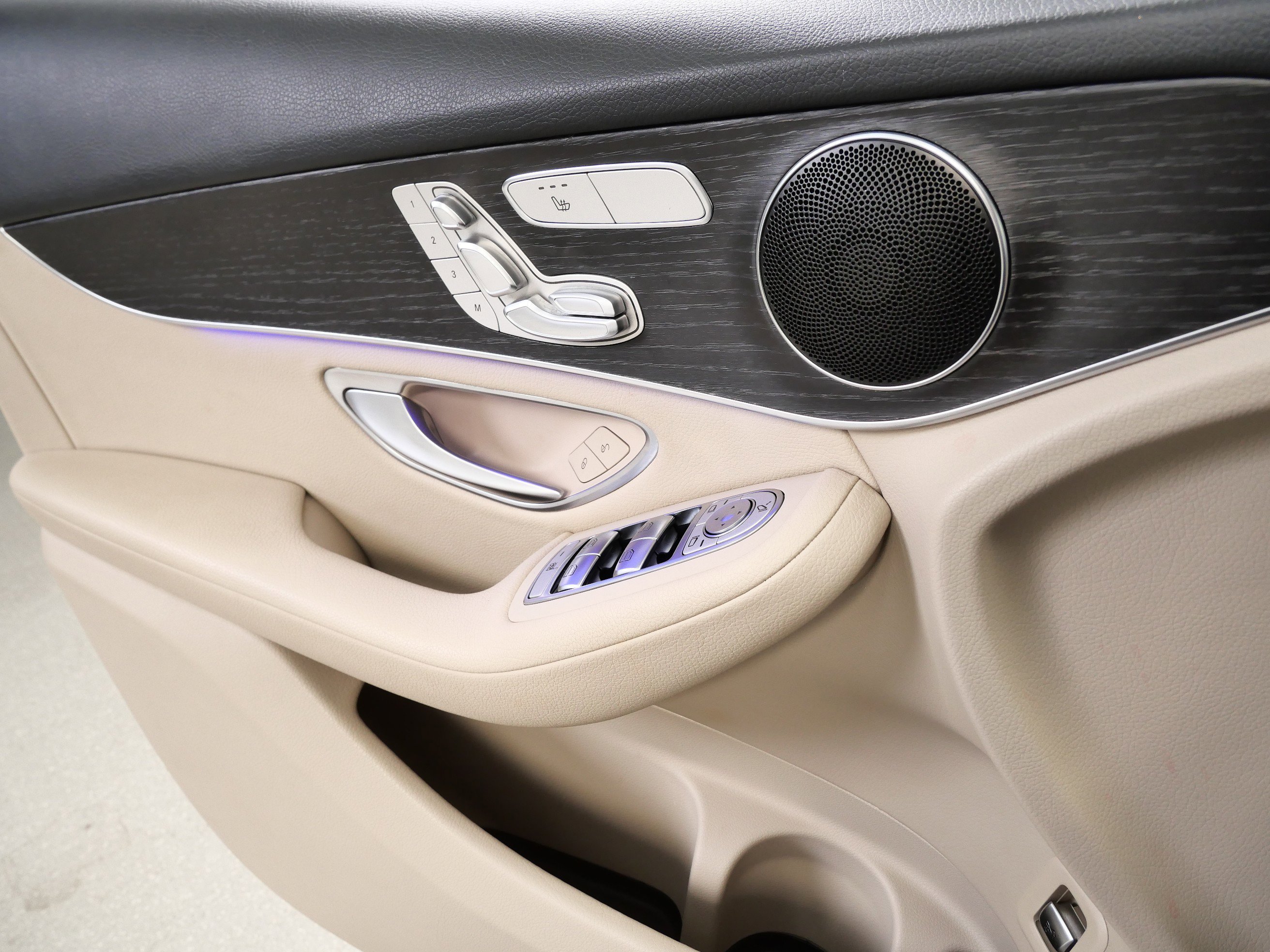 Used 2022 Selenite Grey Metallic Mercedes-Benz GLC 300 image 31