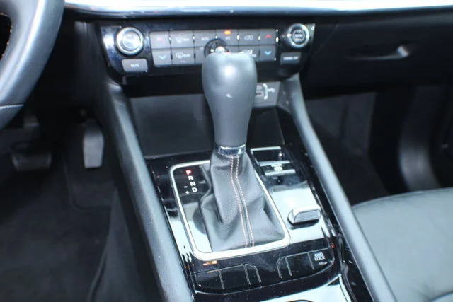 Used 2022 Bright White Clearcoat Jeep Limited image 10