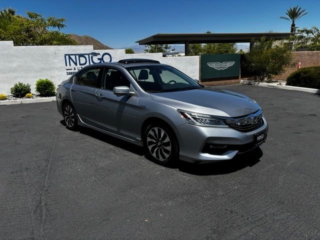 Used 2017 Lunar Silver Metallic Honda Touring image 3