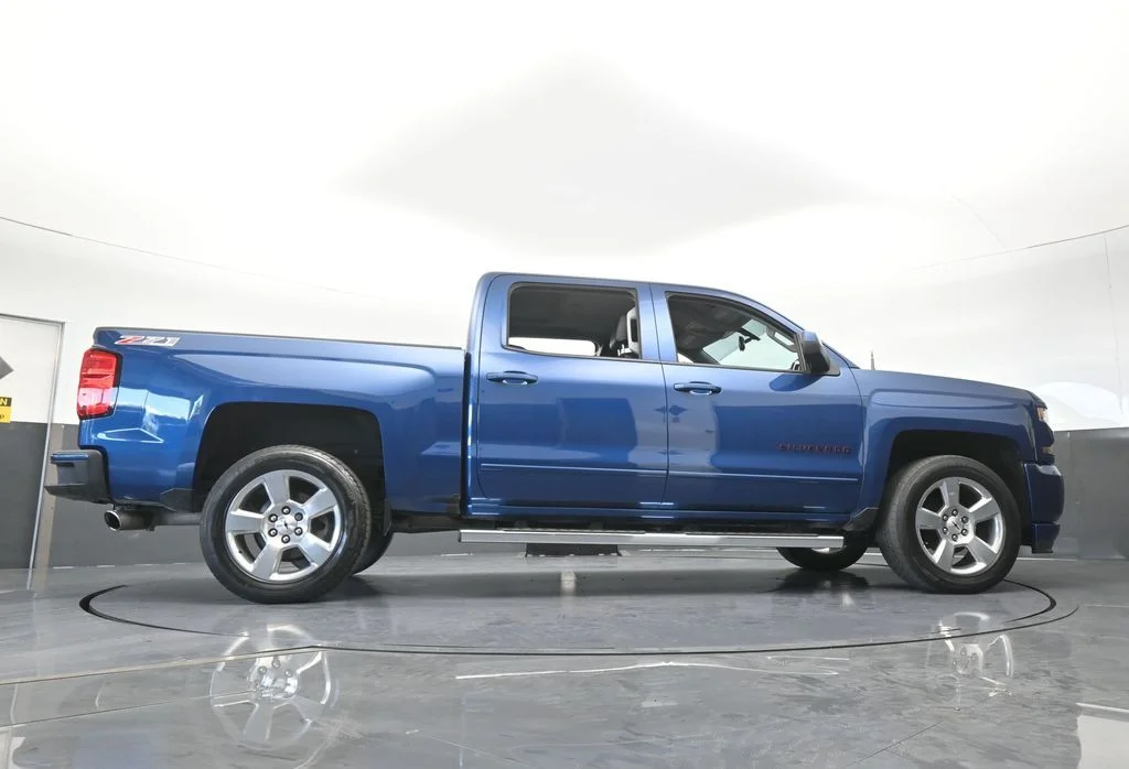 Used 2016 Deep Ocean Blue Metallic Chevrolet LT image 47