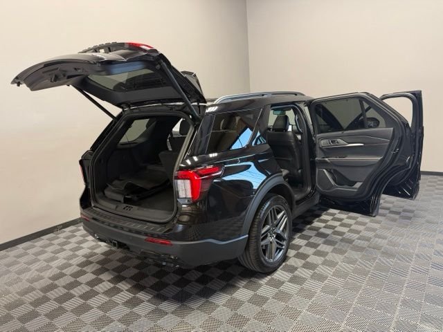 Certified Used 2025 Agate Black Metallic Ford ST-Line image 30
