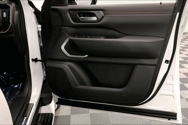New 2026 Everest White Pearl Tricoat Nissan Platinum Reserve image 41