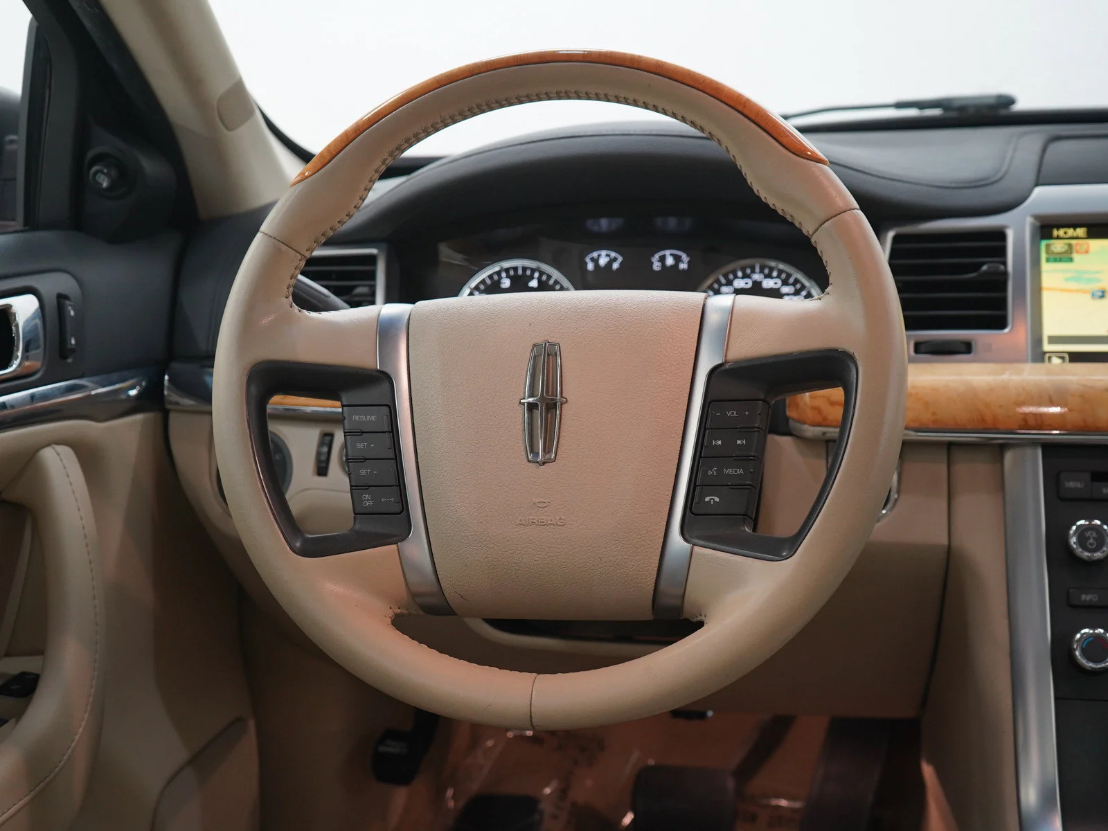 Used 2009 Sangria Red Clearcoat Metallic Lincoln  image 15